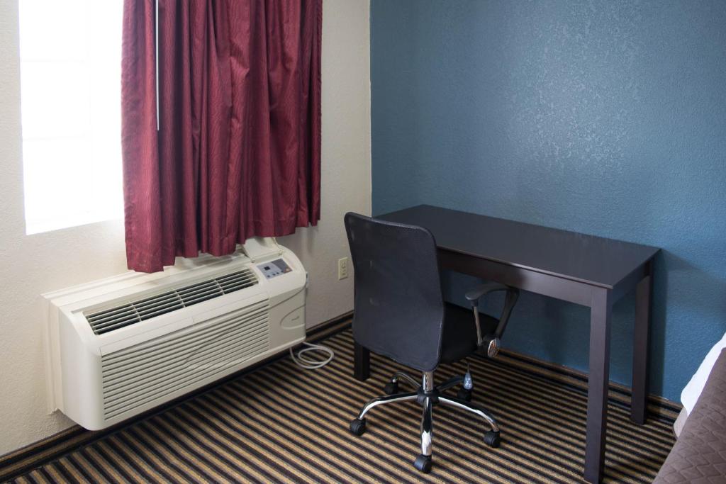 Countryside Inn - Queen Room With Two Queen Beds - Smoking