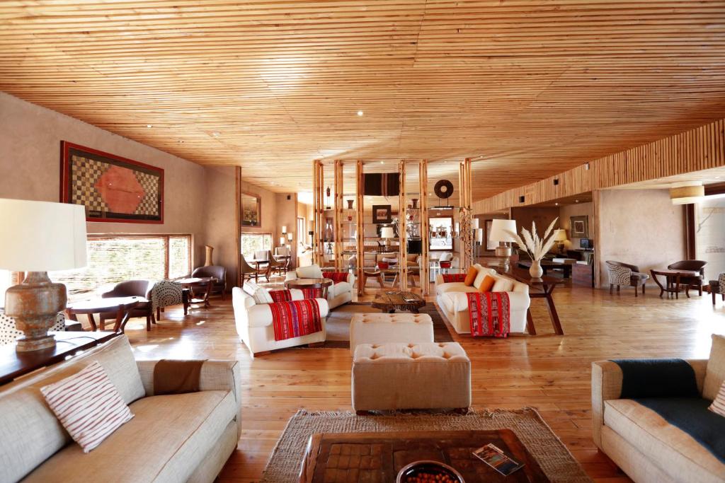 Uma área de estar em Hotel Cumbres San Pedro de Atacama