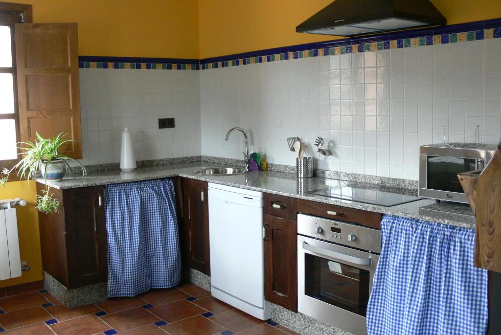 Kuchyň nebo kuchyňský kout v ubytování Apartamentos El Valledor