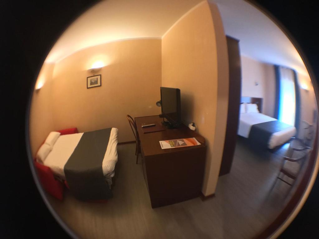 Llit o llits en una habitació de Hôtel Vesuvio