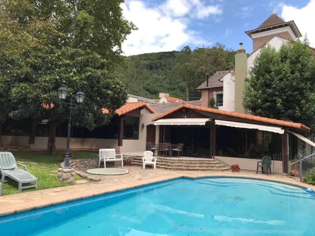 uma casa com piscina em frente a uma casa em La Soñada em Salta