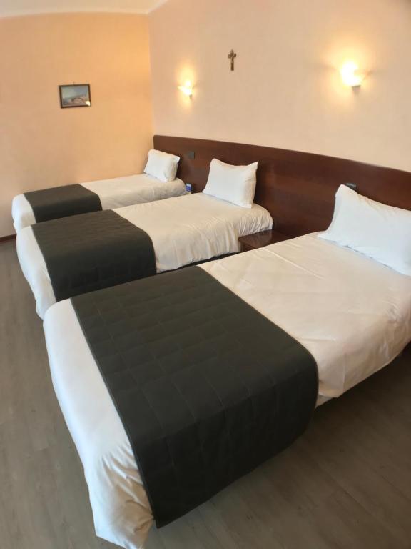 Llit o llits en una habitació de Hôtel Vesuvio