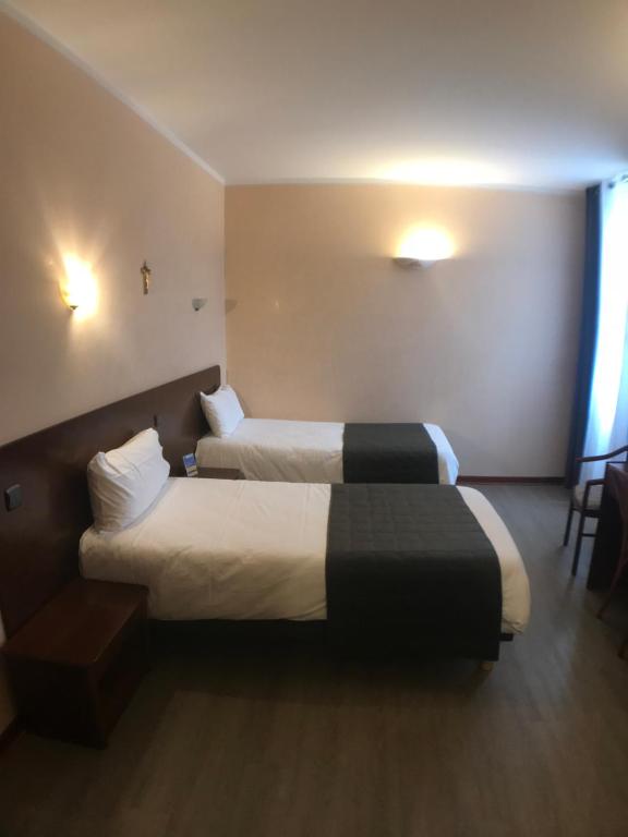 Llit o llits en una habitació de Hôtel Vesuvio