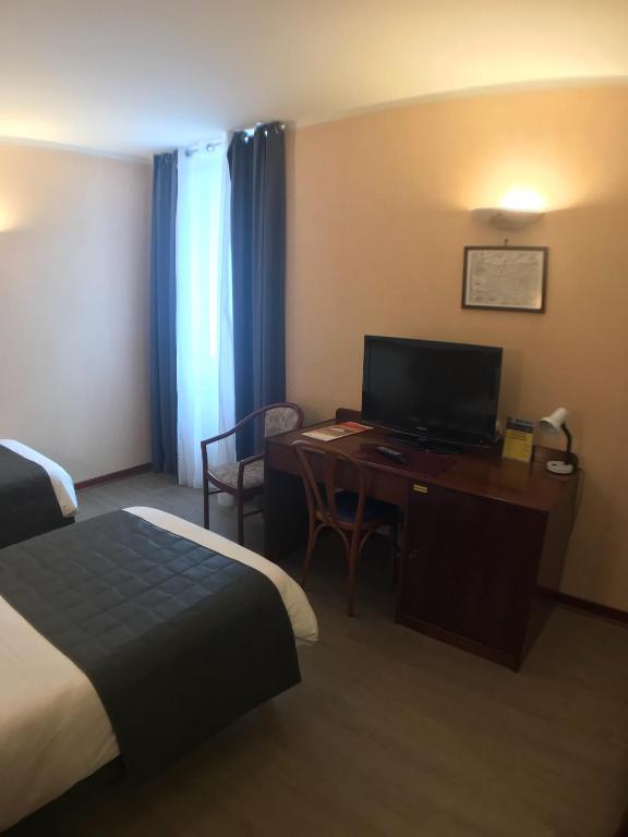 Llit o llits en una habitació de Hôtel Vesuvio