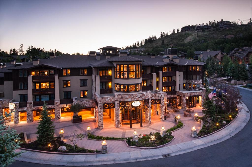 uma vista aérea de um grande edifício com luzes em The Chateaux Deer Valley em Park City