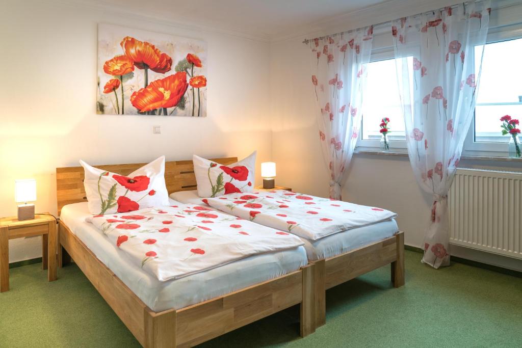 A bed or beds in a room at Pension Sleep-In Brettach