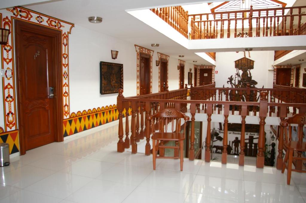 Cette chambre dispose d'un escalier et d'une rampe en bois. dans l'établissement Hotel Misional, à Santa Cruz de la Sierra