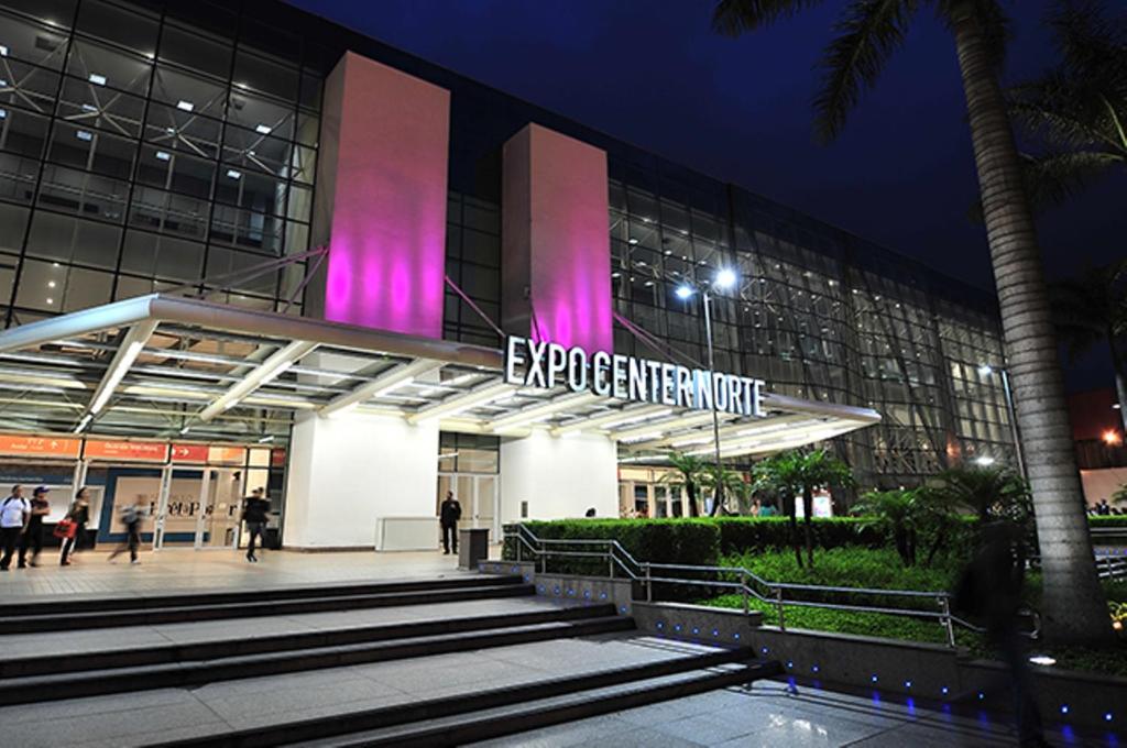 a building with a sign that reads expedia centerrite at Namorata Expo Inn in São Paulo