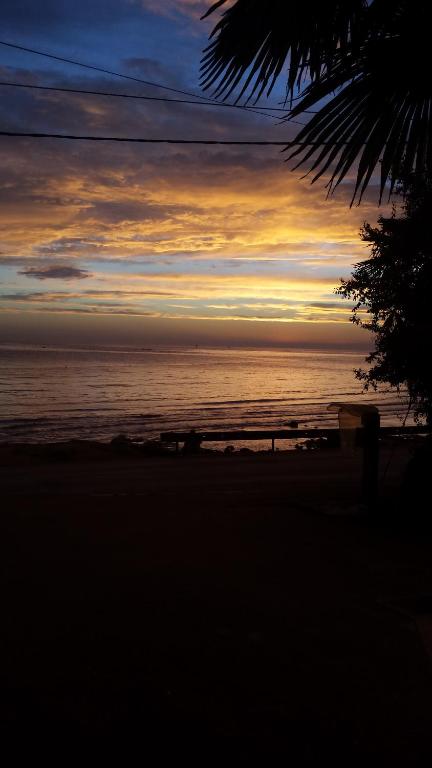 een zonsondergang op een strand met de oceaan bij Apartmani Vesna in Zambratija