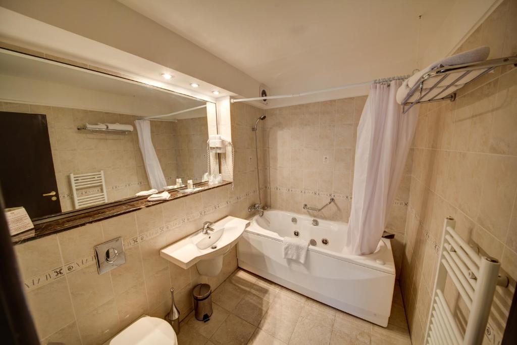 Koupelna v ubytování Atrium Hotel Ateneu City Center