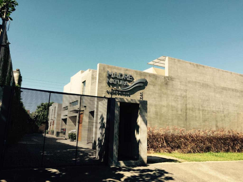 アスンシオンにあるMadre Naturaの側面に看板がある建物