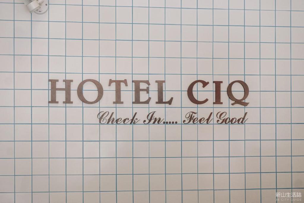 Certificado, premio, señal o documento que está expuesto en HOTEL CIQ, JALAN TRUS