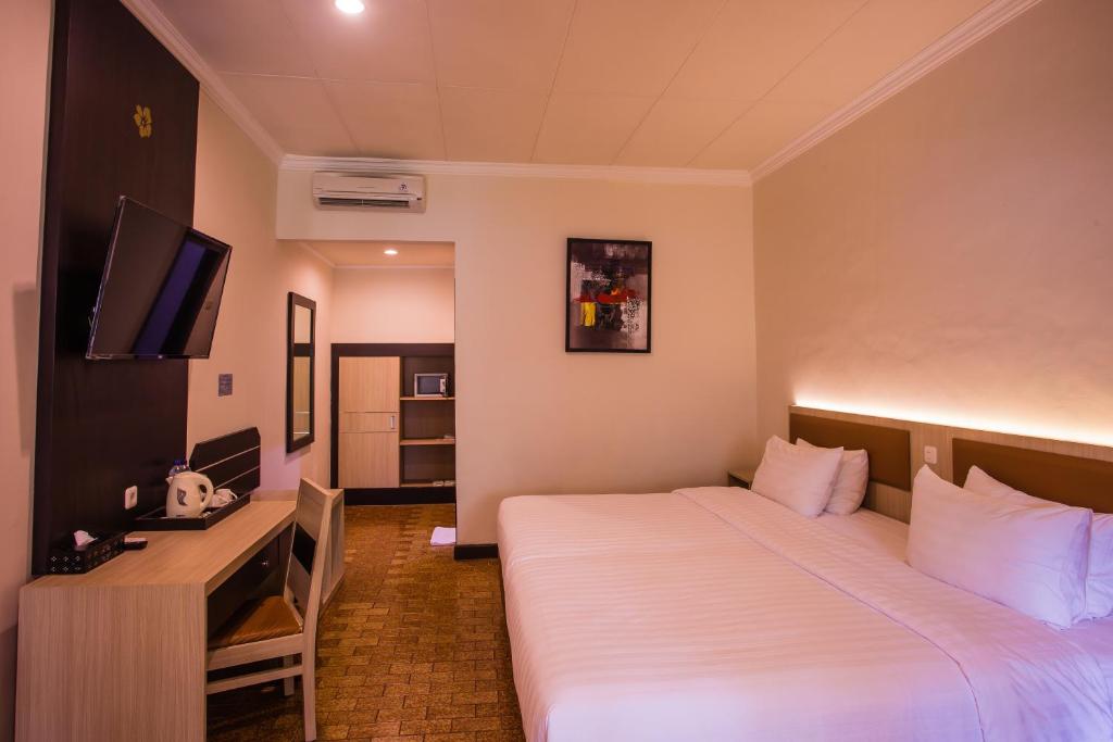TV a/nebo společenská místnost v ubytování Lombok Garden Hotel