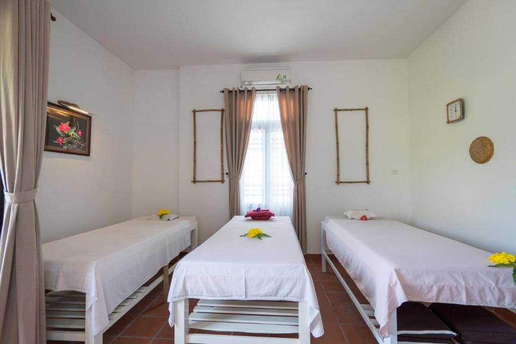 Postel nebo postele na pokoji v ubytování East West Villa