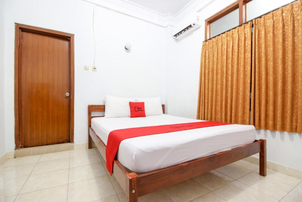 Postel nebo postele na pokoji v ubytování RedDoorz Plus near Alun Alun Selatan