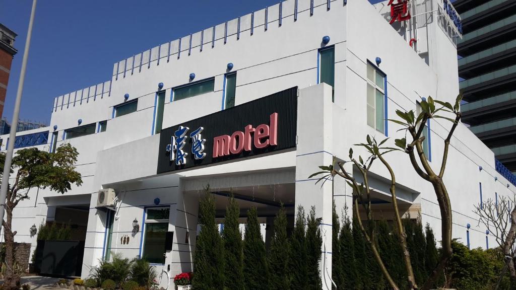 een wit gebouw met een bord voor een motel bij Love Story Motel in Taipei