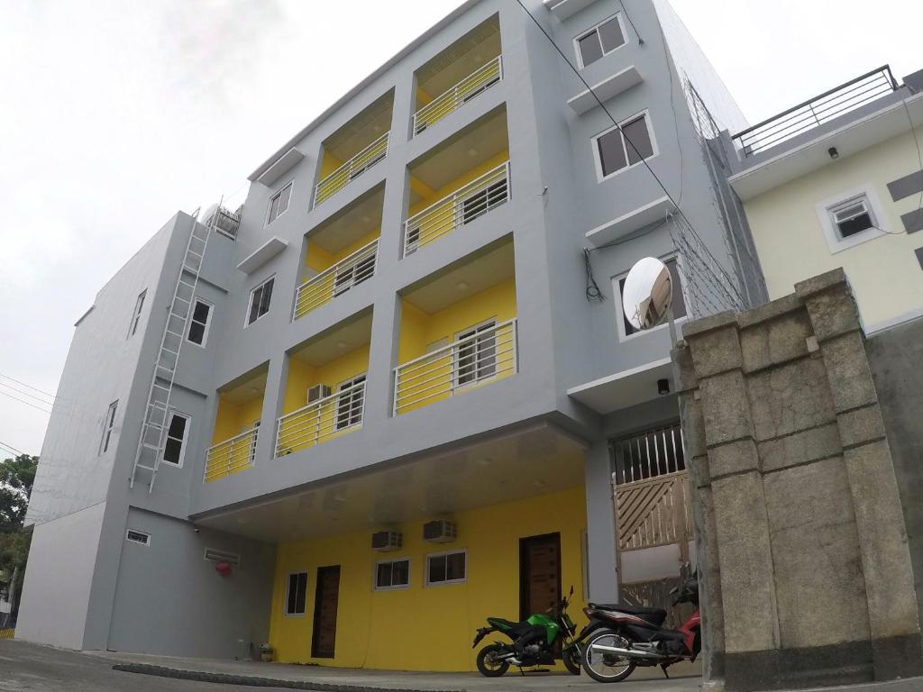 un edificio con una motocicleta estacionada frente a él en Entire flat 3rd floor en Lasip Chico