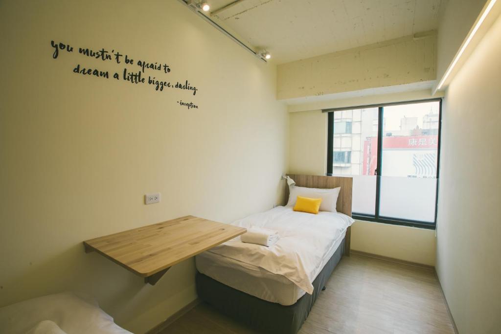 Postel nebo postele na pokoji v ubytování Stray Birds Taichung Hostel