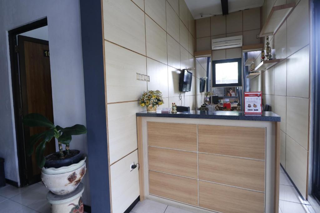 Kuchyň nebo kuchyňský kout v ubytování RedDoorz Plus near Undip Tembalang