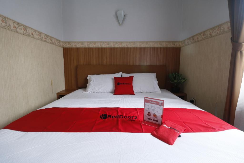 Postel nebo postele na pokoji v ubytování RedDoorz Plus near Undip Tembalang