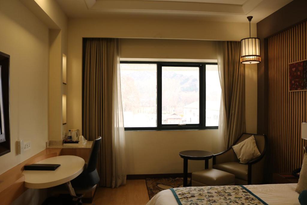 Postel nebo postele na pokoji v ubytování Radisson Srinagar