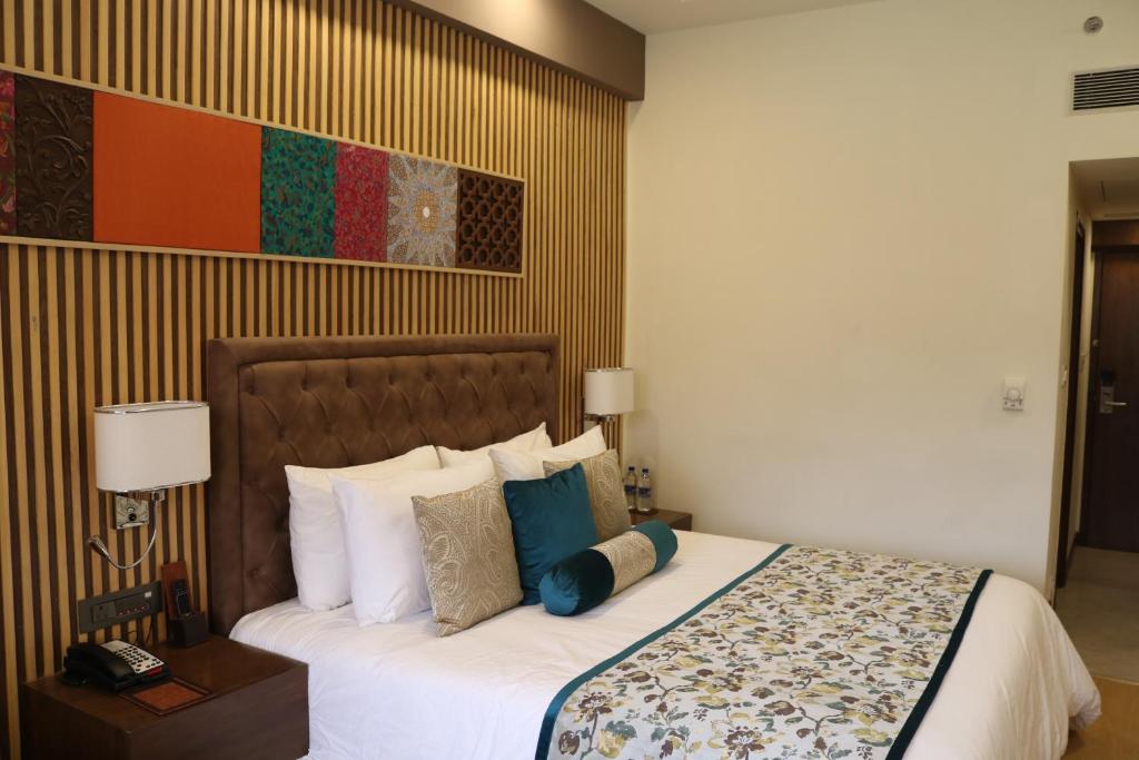 Postel nebo postele na pokoji v ubytování Radisson Srinagar