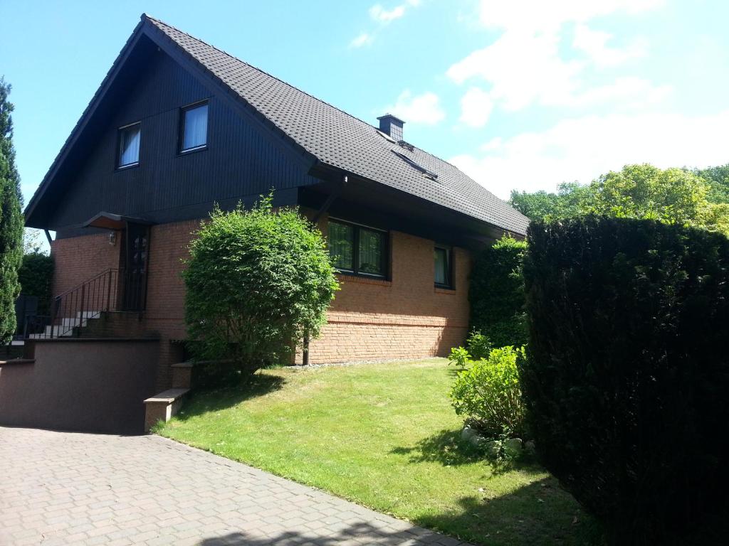 una casa con techo negro y patio en FW Thormann en Binz