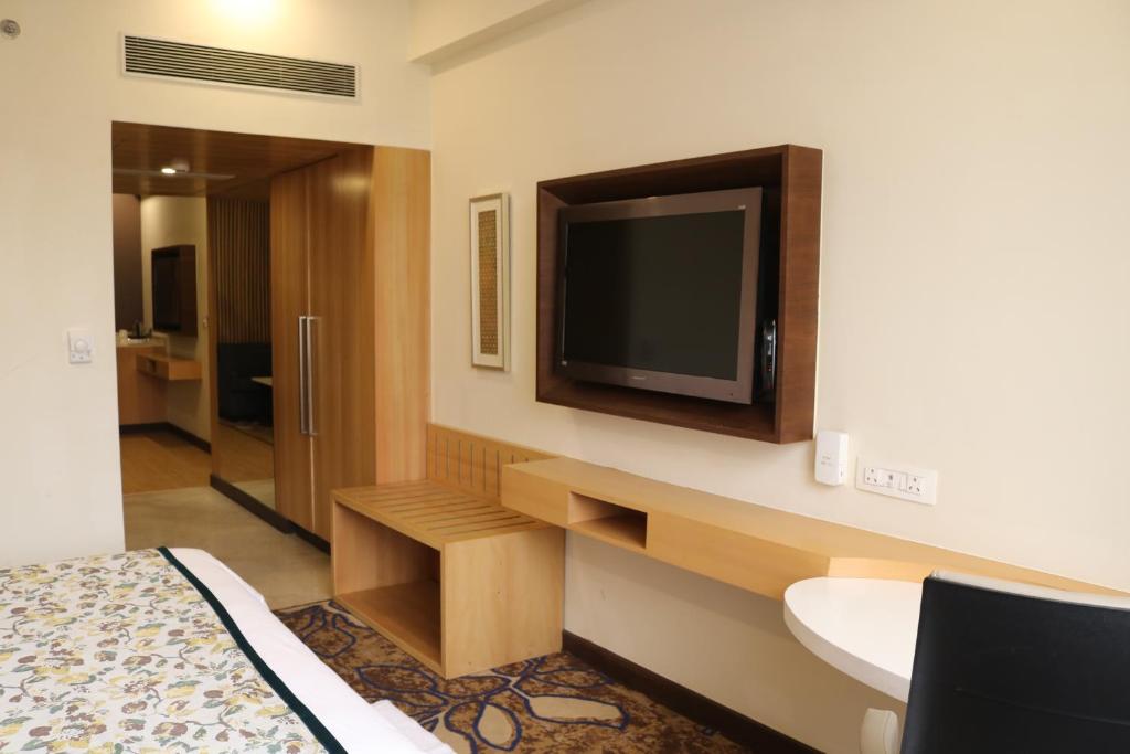 TV a/nebo společenská místnost v ubytování Radisson Srinagar