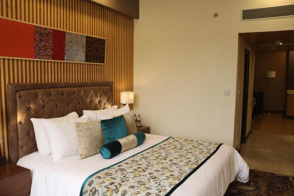 Postel nebo postele na pokoji v ubytování Radisson Srinagar