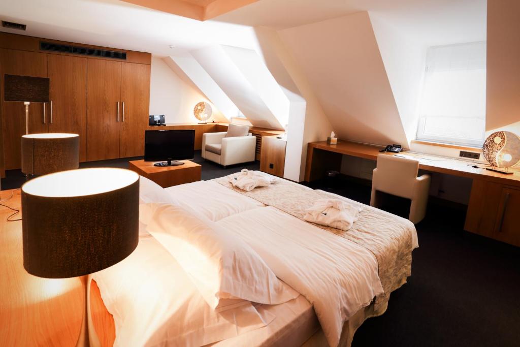 Postel nebo postele na pokoji v ubytování Hotel-Résidence Am Klouschter