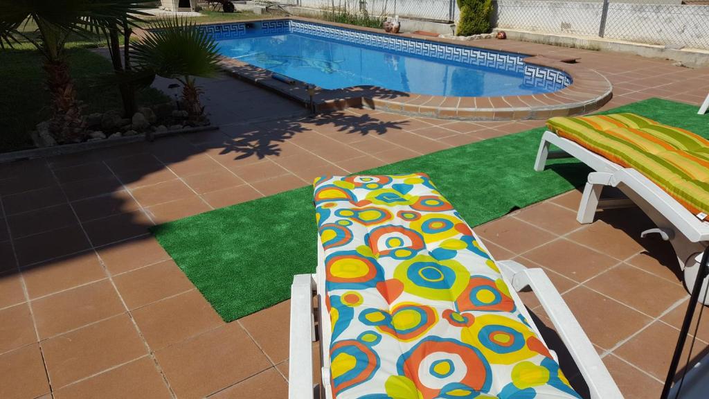 a swimming pool with a colorful mattress in front of it at El Vendrell montaña y playa in El Vendrell