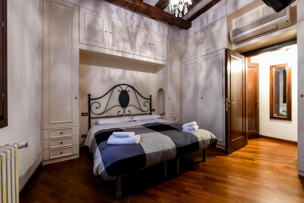 a bedroom with a large bed with towels on it at Red Fashion in Venice