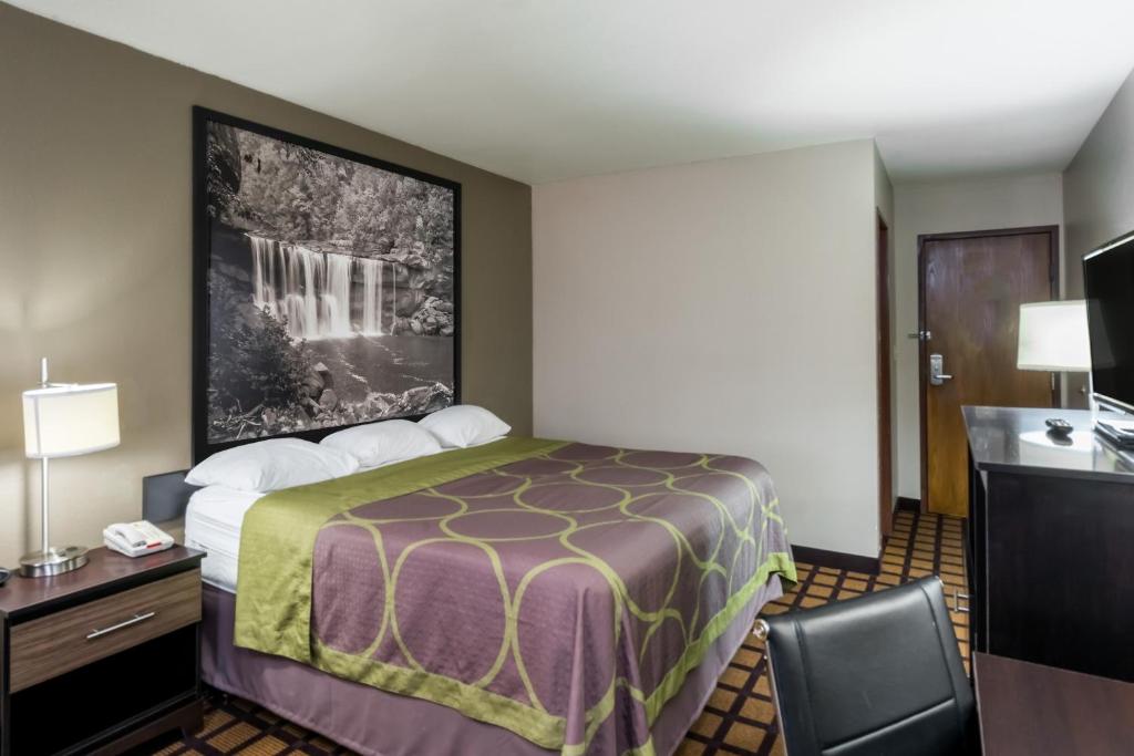 Super 8 by Wyndham Munfordville KY - Deluxe King Room -Non-Smoking