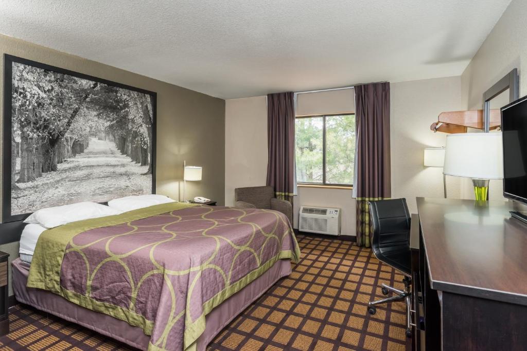 Super 8 by Wyndham Munfordville KY - Queen Room - Non-Smoking