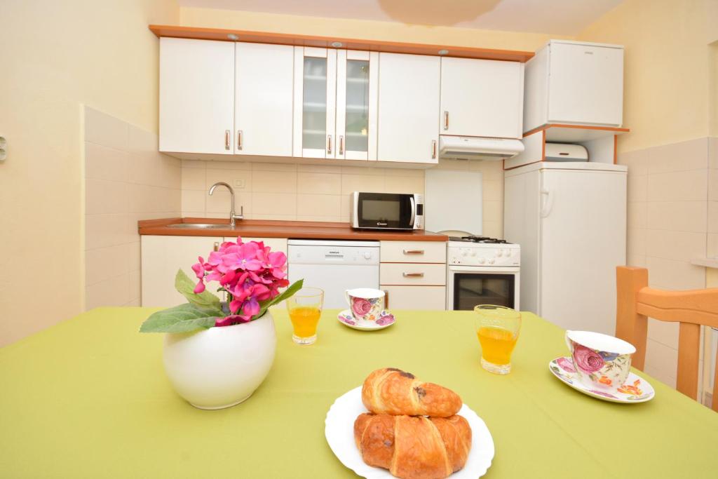 Kuchyň nebo kuchyňský kout v ubytování Apartments Regina