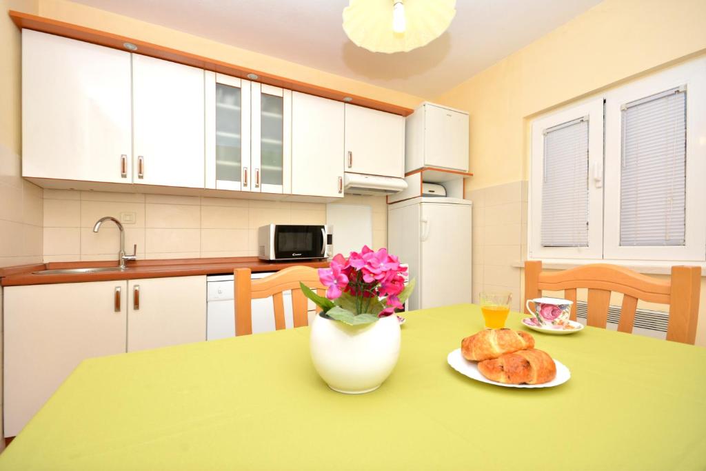 Kuchyň nebo kuchyňský kout v ubytování Apartments Regina