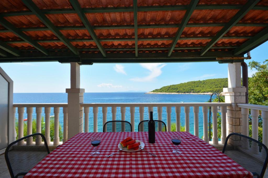 uma mesa numa varanda com vista para o oceano em Apartments Regina em Hvar
