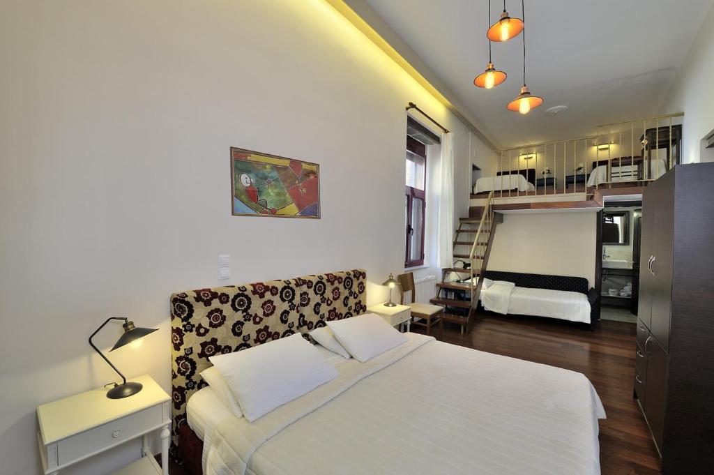 Posteľ alebo postele v izbe v ubytovaní Dryades & Orion Hotel