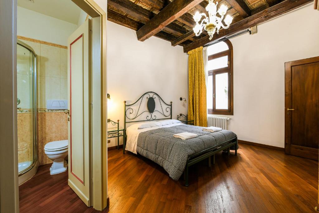 sypialnia z łóżkiem i toaletą w obiekcie Casetta Rossa w Wenecji