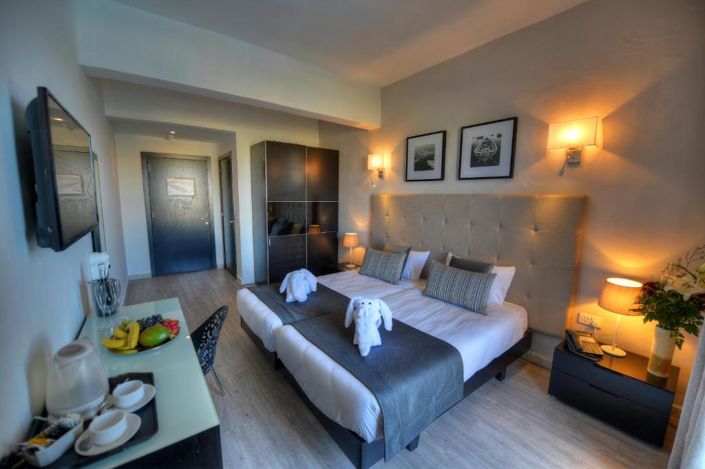 TV a/nebo společenská místnost v ubytování St. Julian's Bay Hotel