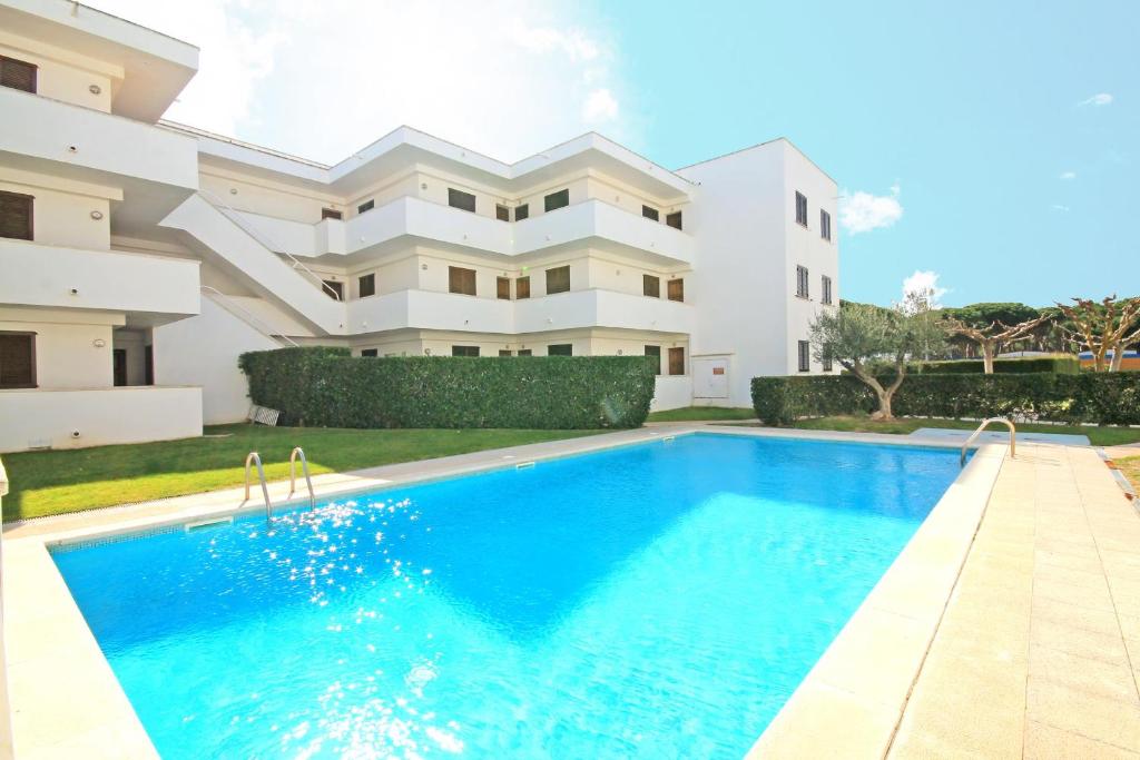 einem Pool vor einem Gebäude in der Unterkunft Apartment Carmen in L'Escala