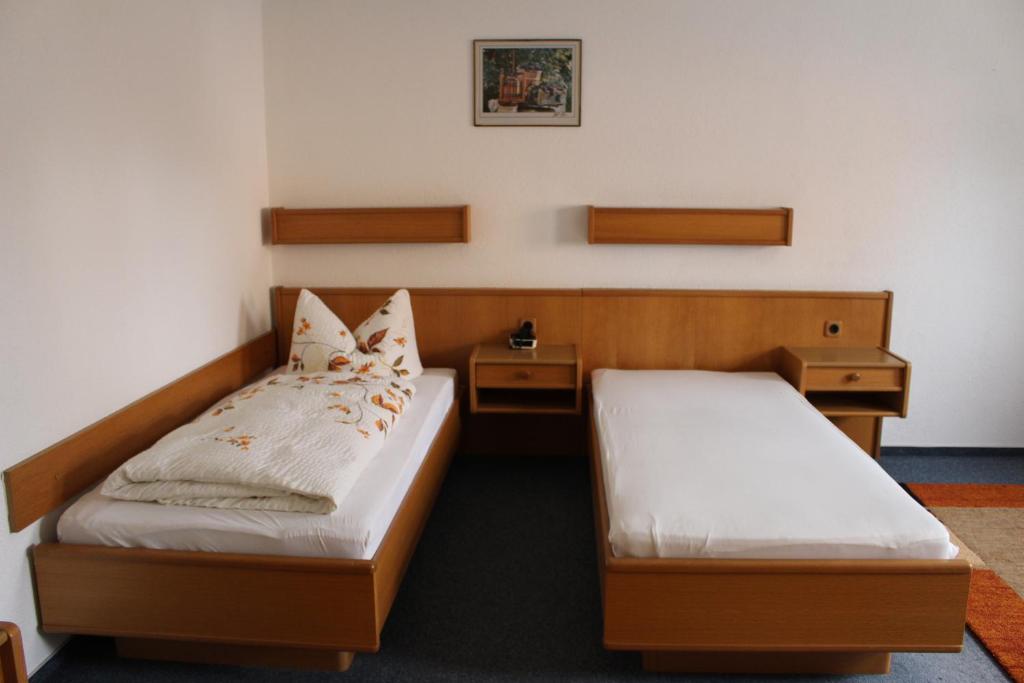 A bed or beds in a room at Landhotel "Zum ersten Siedler"
