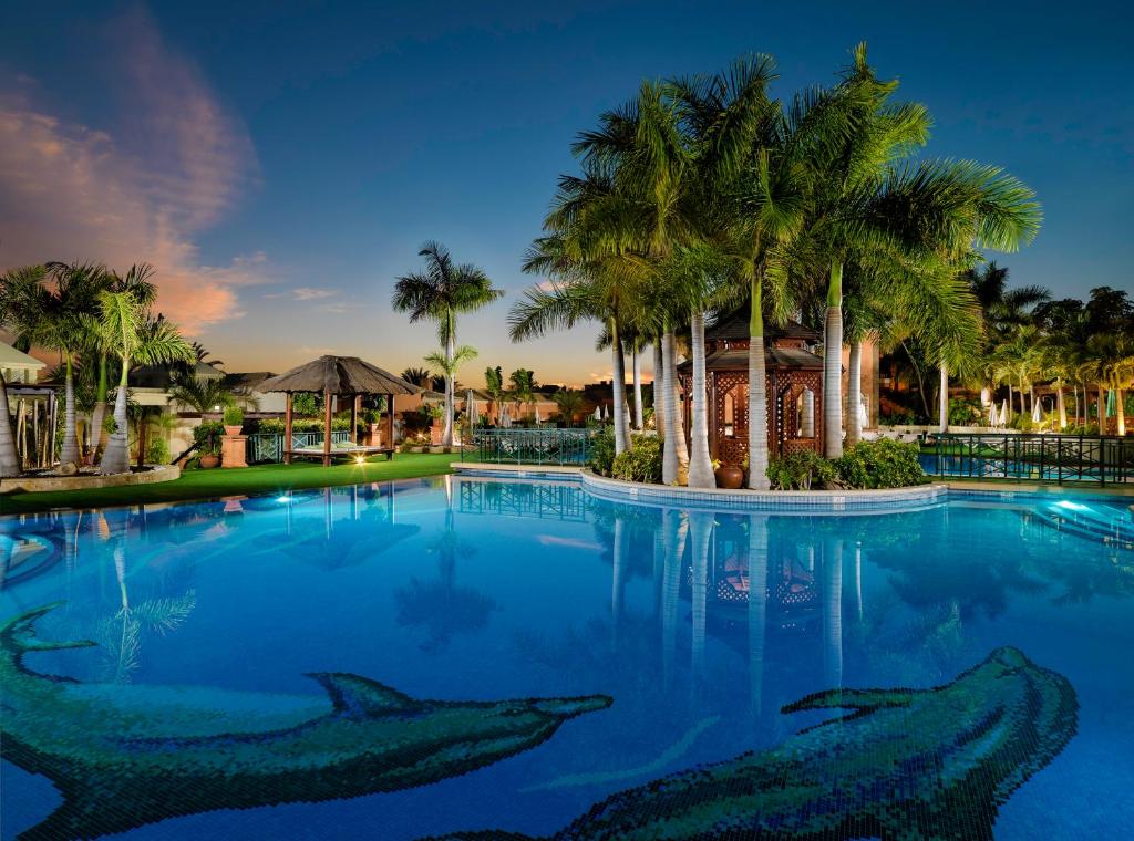 בריכת השחייה שנמצאת ב-Green Garden Eco Resort & Villas או באזור