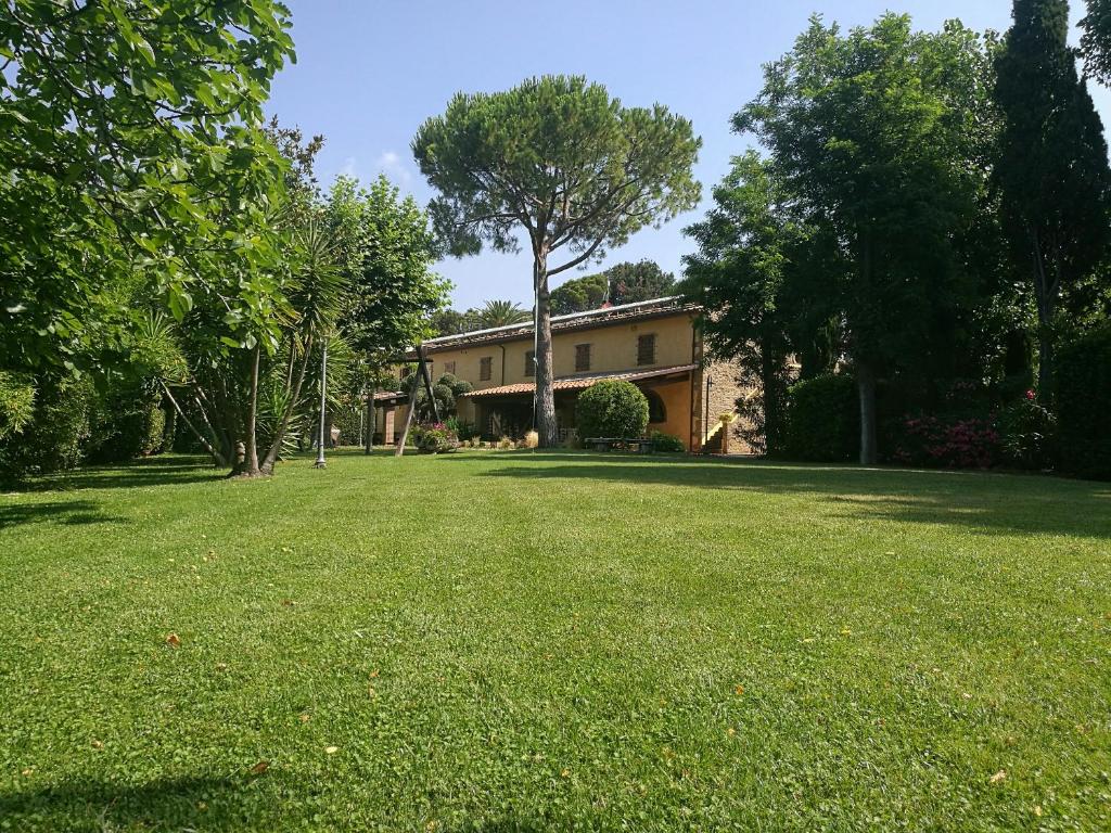 un gran patio con una casa al fondo en Casale la Crocetta, en Rosignano Solvay