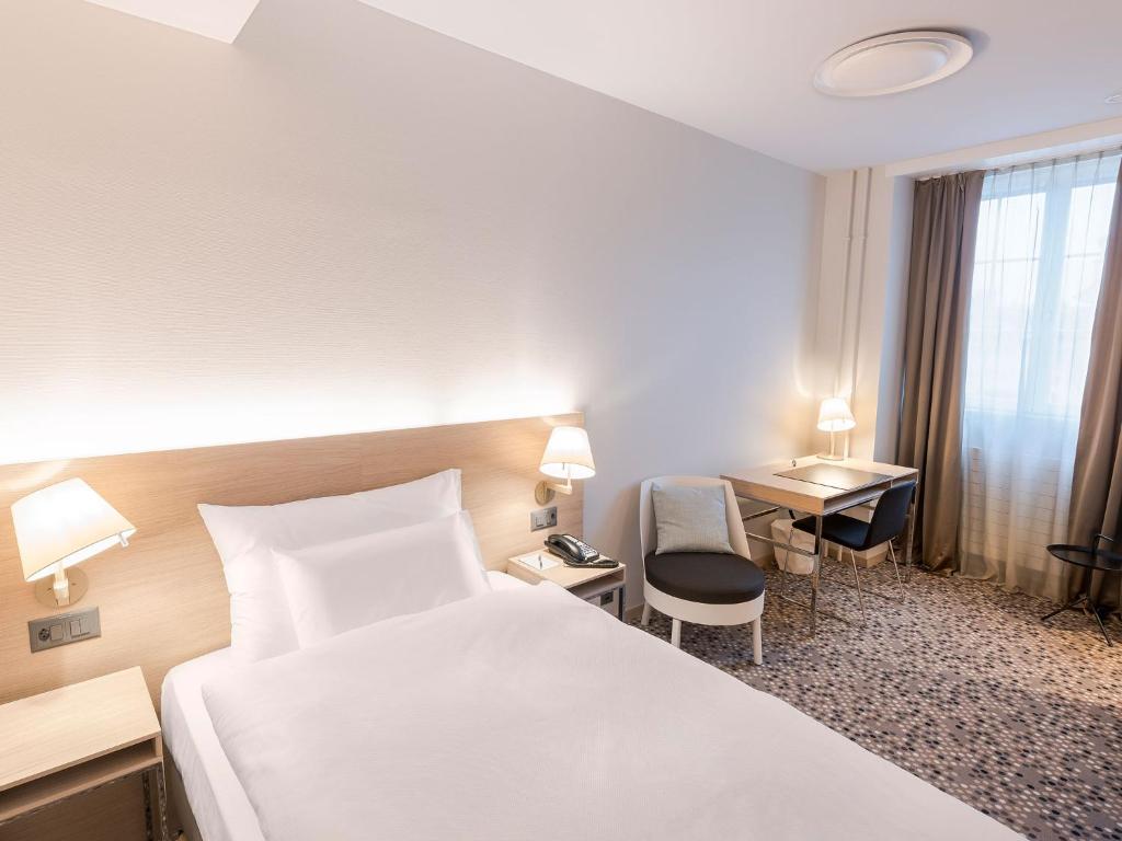 Postel nebo postele na pokoji v ubytování Hotel Savoy