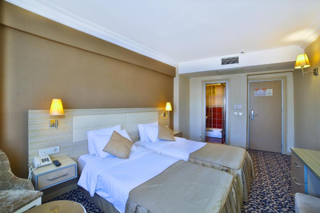 Postel nebo postele na pokoji v ubytování Hotel Grand Emin