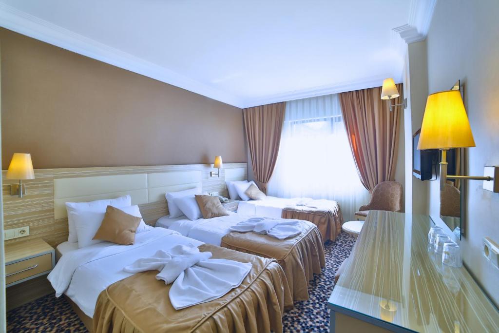 Postel nebo postele na pokoji v ubytování Hotel Grand Emin