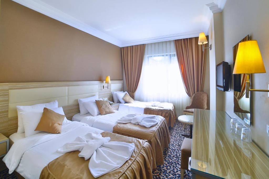Postel nebo postele na pokoji v ubytování Hotel Grand Emin