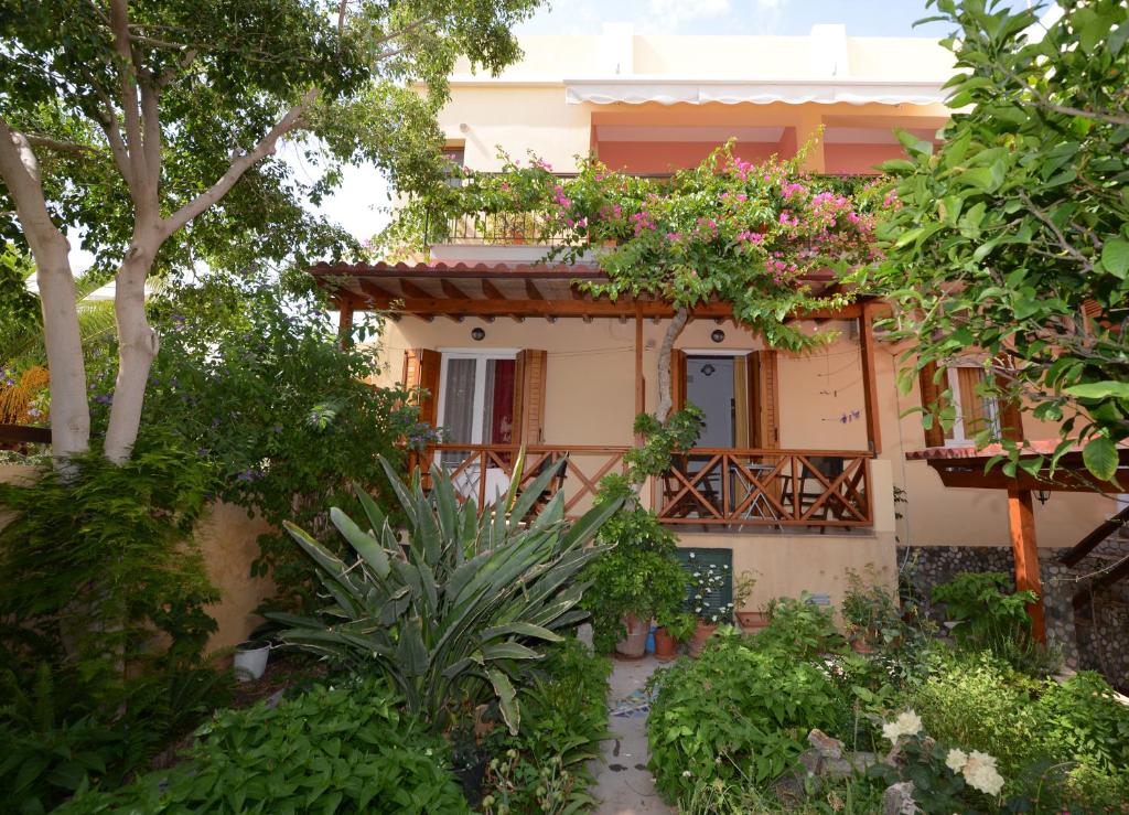 A garden outside Konstantza Studios and Apartments
