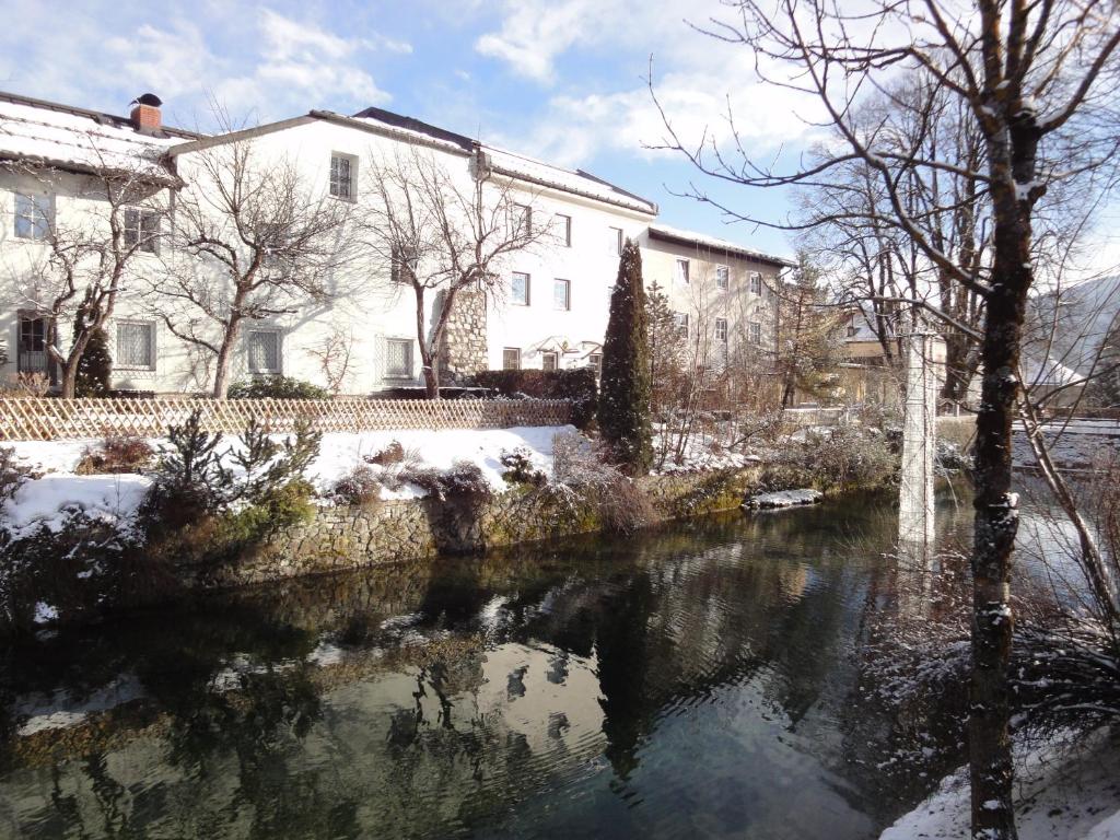 ラートシュタットにあるAppartementhaus Mariaの雪の家の前の川